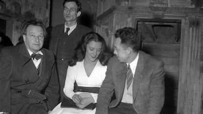 Albert Camus, a la derecha, junto al compositor Arthur Honegger, el artista Balthus y Maria Casares, en el teatro Marigny de París, en octubre de 1948.