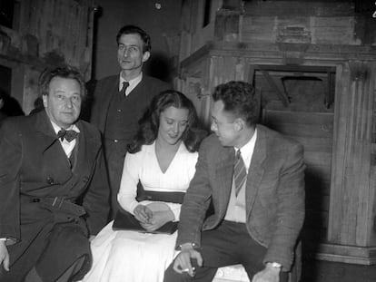 Albert Camus, a la derecha, junto al compositor Arthur Honegger, el decorador Balthus y Maria Casares, en el teatro Marigny, en París, octubre de 1948.