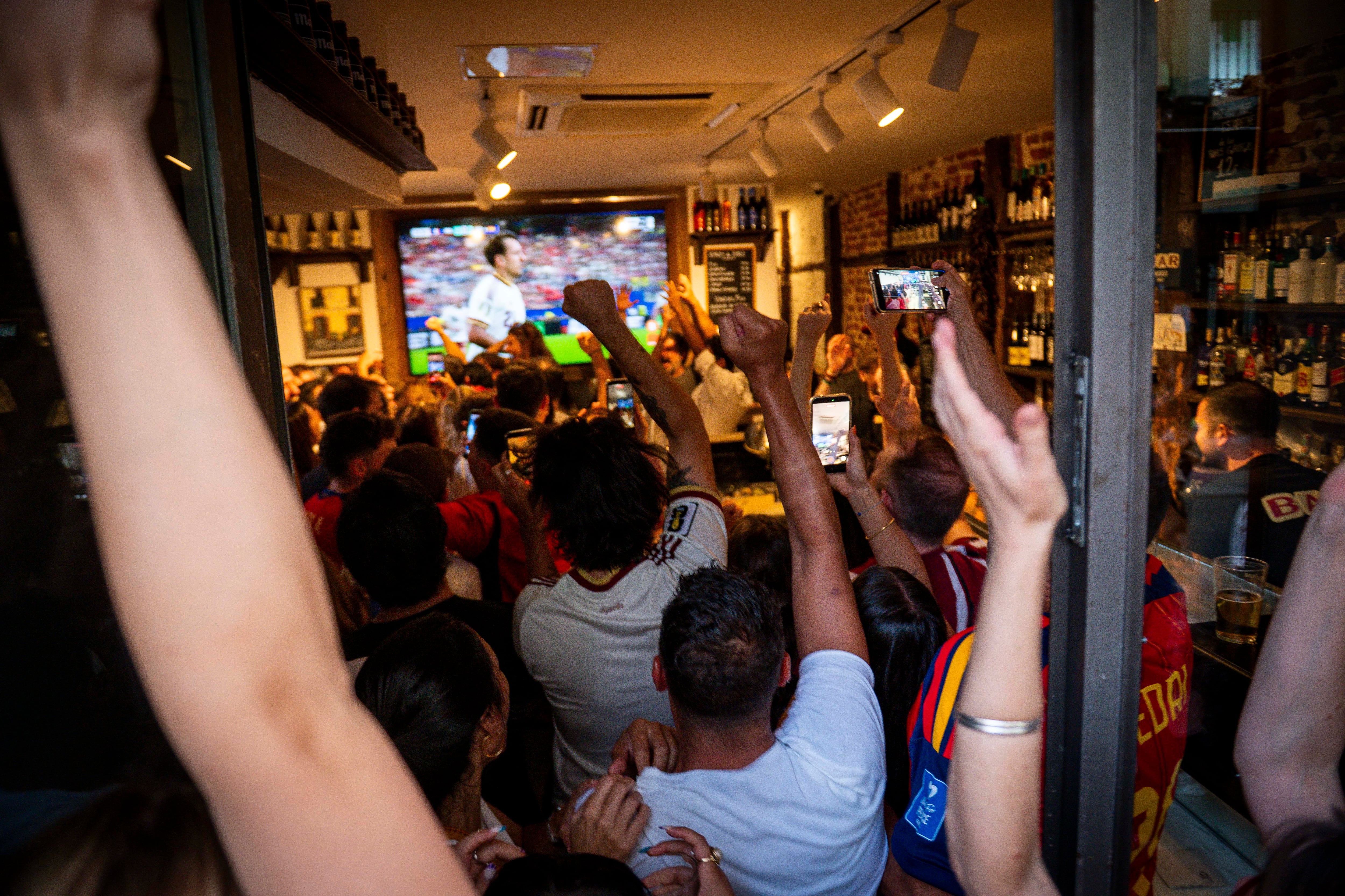 Celebración en un bar de La Latina del gol de penalti marcado por Mikel Oyarzabal.  