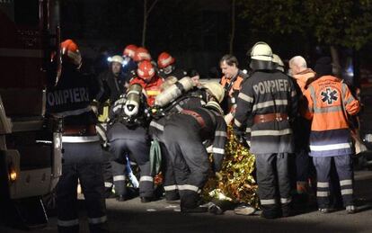 Los bomberos socorren a los heridos por la explosi&oacute;n en Bucarest. 