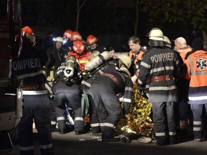 Els bombers socorren els ferits per l'explosió a Bucarest.