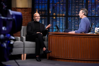 Jeffrey Wright durante una entrevista con Seth Meyers a comienzos de febrero. En esta ocasión, otra combinación sencilla y ganadora: traje con jersey de cuello vuelto. Todo negro.