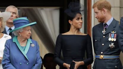 La reina Isabel II (a la izquierda) observa a Meghan Markle y Enrique de Inglaterra en el balcón del palacio de Buckingham, en julio de 2018.