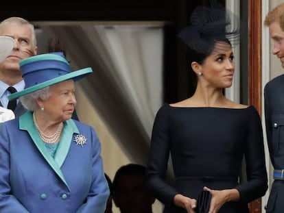 La reina Isabel II (a la izquierda) observa a Meghan Markle y Enrique de Inglaterra en el balcón del palacio de Buckingham, en julio de 2018.