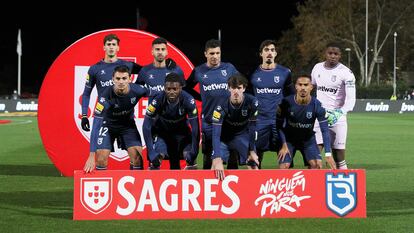 Los nueve jugadores del Belenenses que jugaron el partido interrumpido contra el Benfica.