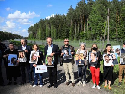 Miembros de Reporteros Sin Fronteras (RSF) y activistas posan ante la frontera lituana con Bielorrusia con fotos de periodistas bielorrusos detenidos por el Gobierno de Alexandr Lukashenko.