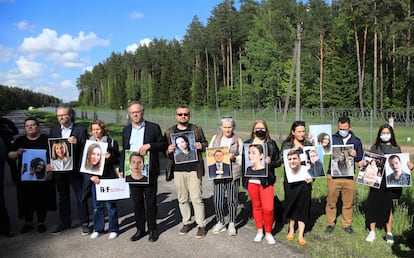 Membros do Repórteres Sem Fronteiras posam na fronteira da Lituânia com Belarus com fotos de jornalistas bielorussos detidos pelo governo Alexandr Lukashenko.