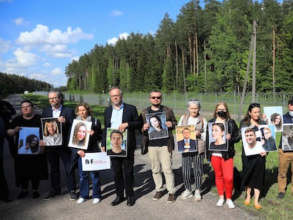 Miembros de Reporteros Sin Fronteras (RSF) y activistas posan ante la frontera lituana con Bielorrusia con fotos de periodistas bielorrusos detenidos por el Gobierno de Alexandr Lukashenko.