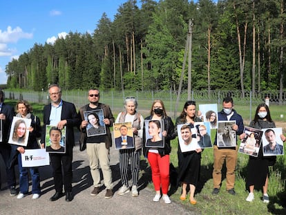 Membros do Repórteres Sem Fronteiras posam na fronteira da Lituânia com Belarus com fotos de jornalistas bielorussos detidos pelo governo Alexandr Lukashenko.