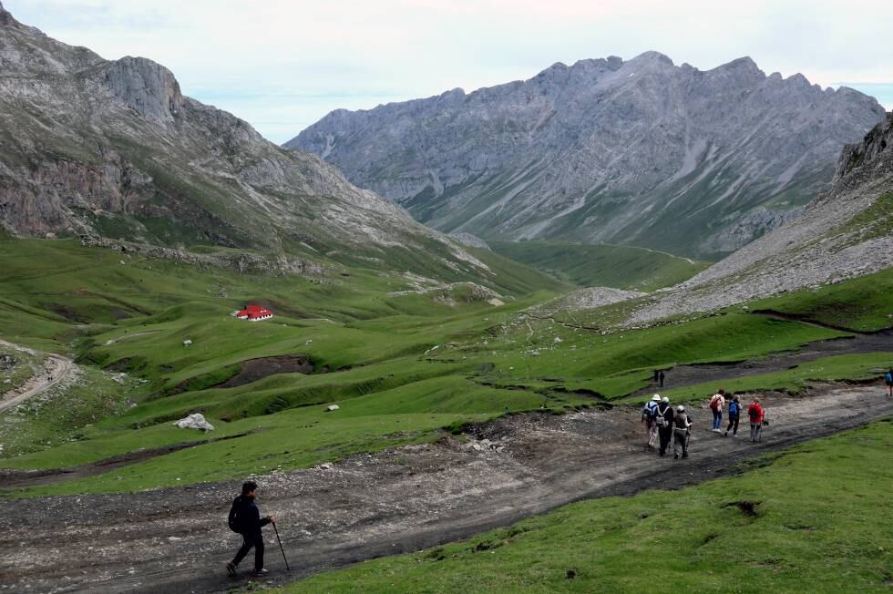 Senderistas en una ruta cerca de Potes (Cantabria), en Picos de Europa.