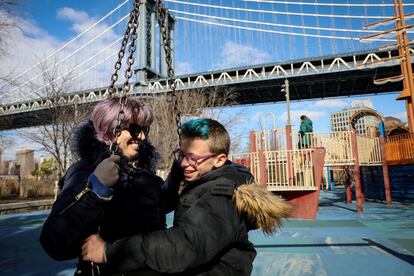 El activista LGTBI de once años de edad, Desmond Napoles, monta en un columpio con su madre Wendy en el distrito de Brooklyn en Nueva York, EE UU, el 12 de marzo de 2019.