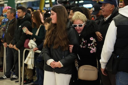 Con gafas de sol, Celia Cogedor, madre del español liberado por el régimen de Irán, este martes en el aeropuerto de Madrid.