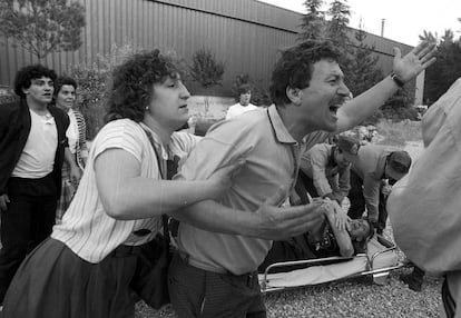 Familiares y afectados por el síndrome tóxico protestan tras la lectura de la sentencia en mayo de 1989.