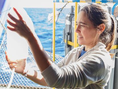 Una investigadora del Instituto Español de Oceanografía durante una campaña de investigación, en una foto de archivo.