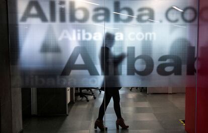 Una trabajadora camina por el interior de la empresa china Alibaba en un edificio situado en Hangzhou (China).