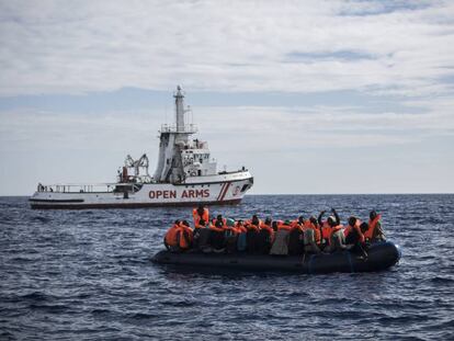 Patera de inmigrantes rescata por el barco 'Open Arms' en el mar de Alborán el pasado mes de octubre. 