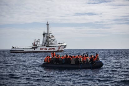 Patera de inmigrantes rescata por el barco 'Open Arms' en el mar de Alborán el pasado mes de octubre.