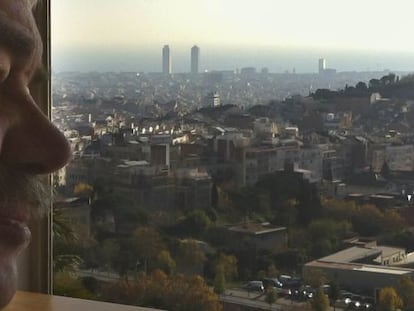 Pasqual Maragall fotografiat al Mirablau amb Barcelona de fons.