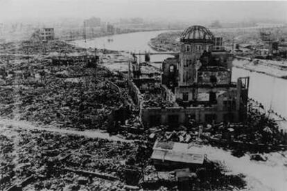 Hiroshima, el 6 de agosto de 1945, después del lanzamiento de la bomba atómica, en una imagen tomada por el Ejército estadounidense.