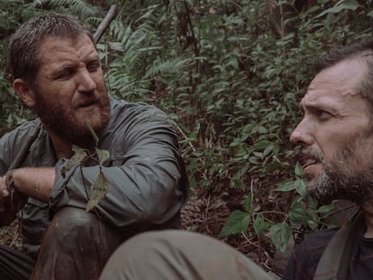 David Beriain (izquierda) y Roberto Fraile (derecha) realizando un documental en la selva de Laos hace unos años.