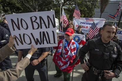 Seguidores e críticos de Trump se enfrentam em um protesto.