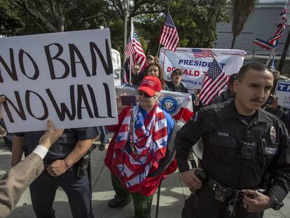 Seguidores e críticos de Trump se enfrentam em um protesto.