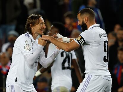 Luka Modric y Karim Benzema celebran un gol del francés durante el partido de semifinal de Copa del Rey entre el Real Madrid y el Barcelona