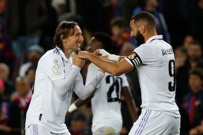 Luka Modric y Karim Benzema celebran un gol del francés durante el partido de semifinal de Copa del Rey entre el Real Madrid y el Barcelona