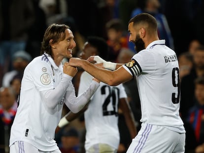 Luka Modric y Karim Benzema celebraban el miércoles un gol del francés durante el partido de semifinal de Copa del Rey entre el Real Madrid y el Barcelona, en el Camp Nou.