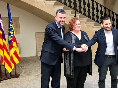 Ruth Mateu (en el medio) junto a Santi Vila y Vicent Marz&agrave;.