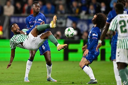 Cedric Bakambu, del Real Betis, intenta un remate ante Cucurella, del Chelsea.
