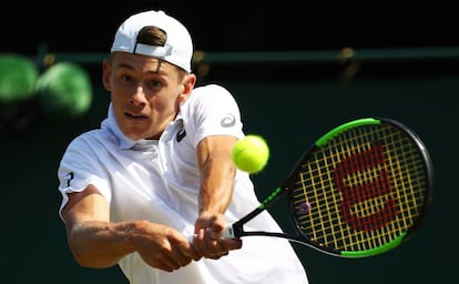 De Miñaur golpea de revés durante un partido en Wimbledon.