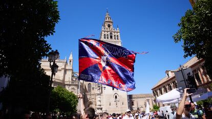 Aficionados del Madrid y de Osasuna, en las inmediaciones de la Giralda, en Sevilla este sábado, a la espera de que empezara la final de la Copa.