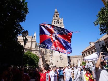 Aficionados del Madrid y de Osasuna, en las inmediaciones de la Giralda, en Sevilla este sábado, a la espera de que empezara la final de la Copa.