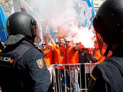 Concentración de trabajadores de Alcoa, frente al Congreso de los Diputados, este jueves.