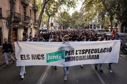 Protesta del Sindicato de Inquilinos frente a la sede de Junts, el pasado 18 de septiembre, tras votar ese grupo contra la regulación de los alquileres de temporada.