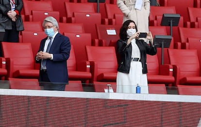 El presidente del Atlético de Madrid, Enrique Cerezo, junto a la presidenta de la Comunidad de Madrid, Isabel Díaz Ayuso, momentos antes del inicio del partido.