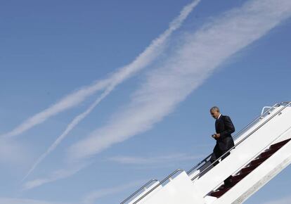 Obama desciende del Air Force One en el aeropuerto de Greensboro (Carolina del Norte).