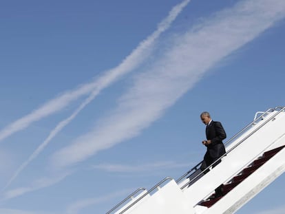 Obama desciende del Air Force One en el aeropuerto de Greensboro (Carolina del Norte).