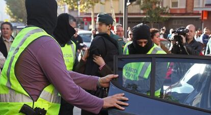 La Guardia Civil se lleva a uno de los dos detenidos en Cornellá de Llobregat (Barcelona) el pasado miércoles.