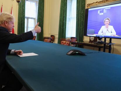 Boris Johnson hace un gesto a Ursula von der Leyen, tras llegar a un acuerdo este jueves.