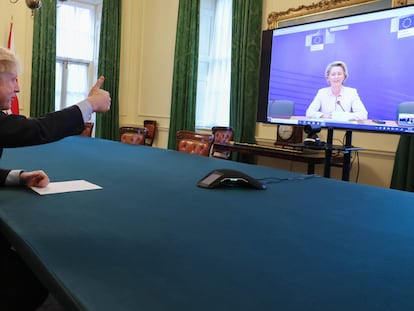 Boris Johnson hace un gesto a Ursula von der Leyen, tras llegar a un acuerdo este jueves.