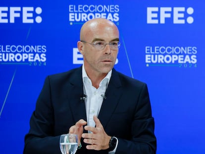 El cabeza de lista y eurodiputado de Vox, Jorge Buxadé, ofrece una rueda de prensa dentro del ciclo de comparecencias organizado por la agencia EFE con los candidatos de los partidos a las elecciones europeas del próximo 9 de junio, este miércoles en Madrid.