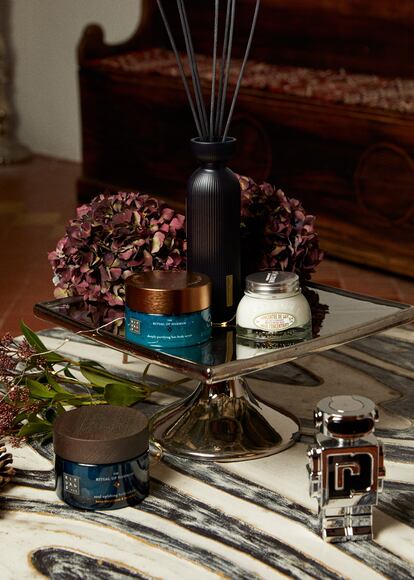 En este ritual de bienestar: exfoliante corporal y fragancia en stick de la línea The Ritual of Hammam de Rituals, crema corporal Almond Milk Concentrate de L’Occitane, y Phantom by Paco Rabbane en Inspira, la fragancia del futuro. Disponibles en Las Rozas Village y La Roca Village. |FOTOS: Alba Ricart. SET DESIGN: Adrià Escribano.