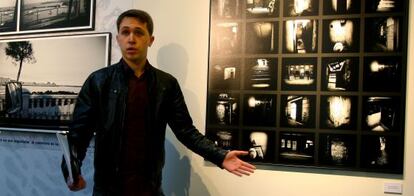 El artista Ander Gómez Miranda señala la serie de fotografías 'Where Love Happens' que presenta en la exposición de audiovisuales.