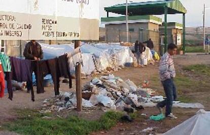 Inmigrantes acampados junto al Centro de Estancia Temporal de Inmigrantes de Melilla.