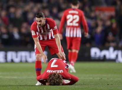 Koke atiende a su compañero Antoine Griezmann en un momento del partido.