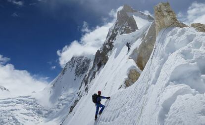 Vallejo e Iñurrategi en la ariste oeste del Gasherbrum I durante su aclimatación.