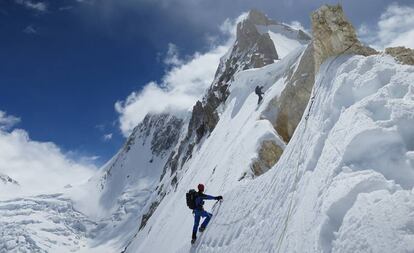 Vallejo e I&ntilde;urrategi en la ariste oeste del Gasherbrum I durante su aclimataci&oacute;n.