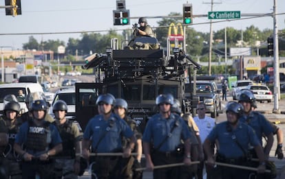 Dispositivo policial ante los manifestantes. Solo tres de los 53 agentes de la Policía de Ferguson son negros, mientras que de los seis integrantes del Consejo del Ayuntamiento únicamente uno es de color